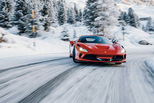 Роберт Шварцман за рулём Ferrari F8 Tributo