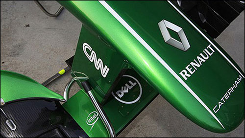 Логотип CNN на стойке переднего антикрыла Caterham