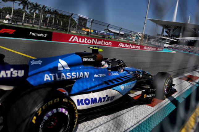 Карлос Сайнс за рулём Williams FW48 на трассе в Майами, фото XPB