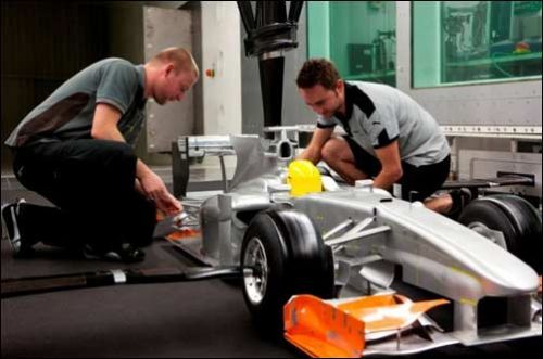 Сотрудники базы Renault F1в Энстоуне за работой