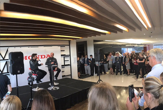Фернандо Алонсо на встрече с сотрудниками британского подразделения Honda