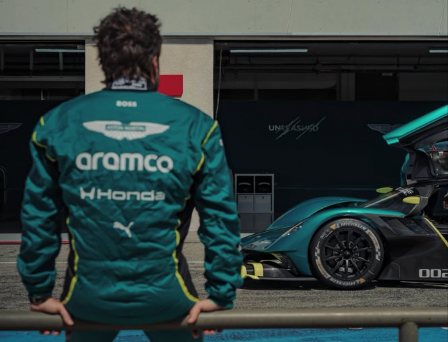 Фернандо Алонсо и Aston Martin Valkyrie LM, фото пресс-службы компании