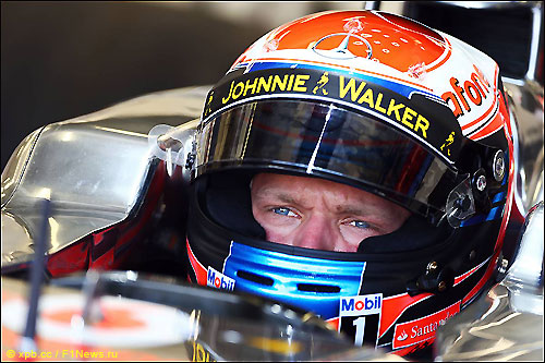 Кевин Магнуссен за рулём McLaren на тестаах в Сильверстоуне, июль 2013 года