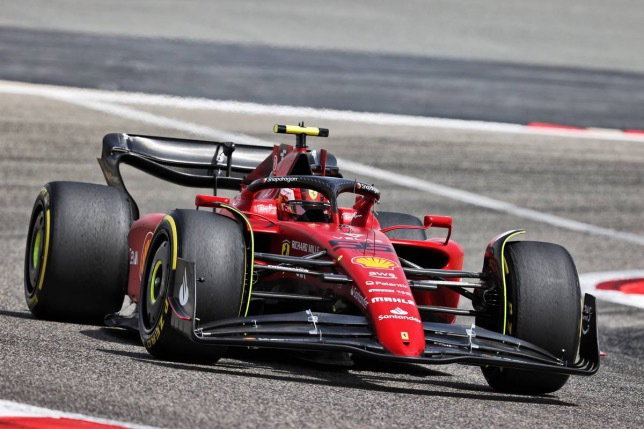 Карлос Сайнс за рулём Ferrari F1-75 на тестах в Бахрейне, фото XPB