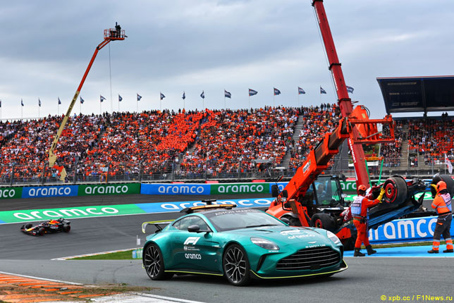 Автомобиль безопасности Aston Martin в Зандфорте