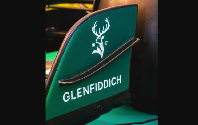 Логотип Glenfiddich на машине Aston Martin