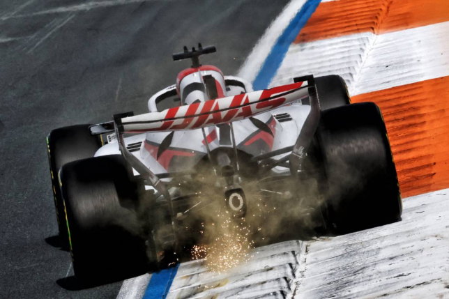 Эстебан Окон за рулём машины Haas VF-26, фото HPB