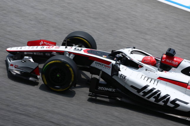 Эстебан Окон за рулём Haas VF-26 на трассе в Сепанге, фото XPB