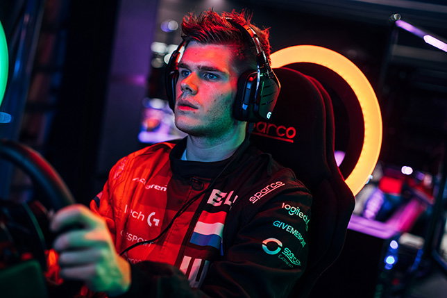 Руди ван Бурен - победитель соревнований по киберспорту World's Fastest Gamer