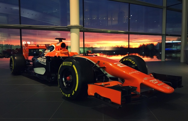 Машина McLaren MCL32
