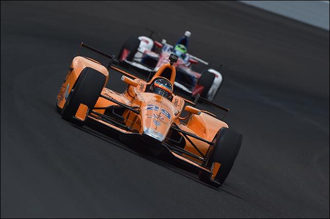 Фернандо Алонсо за рулем машины IndyCar в Индианаполисе