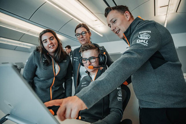 Сотрудники McLaren (фото пресс-службы McLaren)
