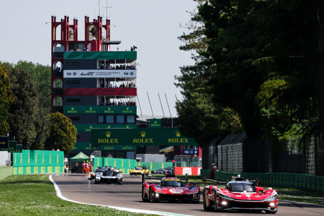 Экипаж Toyota сдерживает натиск Ferrari на трассе в Имоле, фото пресс-службы Toyota Racing