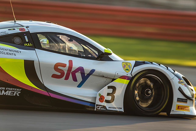 Экипаж Дженсона Баттона на трассе Silverstone 500, фото из Twitter гонщика