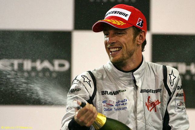 Дженсон Баттон празднует победу в чемпионате мира, 2009 год