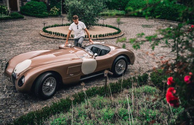 Дженсн Баттон и его Jaguar, в своё время принадлежавший Фанхио, фото из социальных сетей