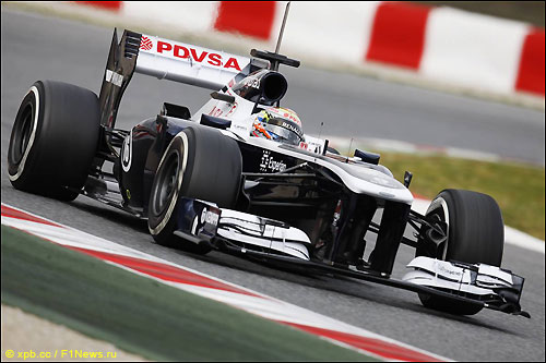 Пастор Мальдонадо за рулем Williams Fw35 на трассе в Барселоне