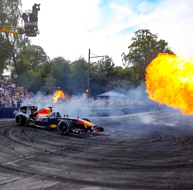 Дэвид Култхард крутит пончики в Копенгагене, фото Red Bull