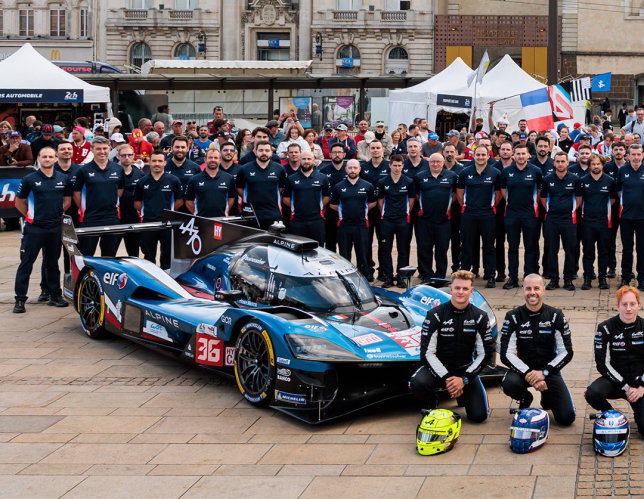 Alpine Endurance Team и экипаж Мика Шумахера во время презентации в Ле-Мане, фото пресс-службы команды