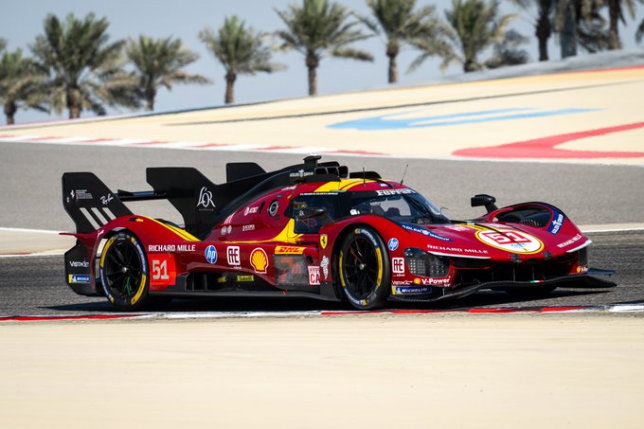 Гиперкар заводской команды Ferrari на трассе в Бахрейне, фото пресс-службы команды