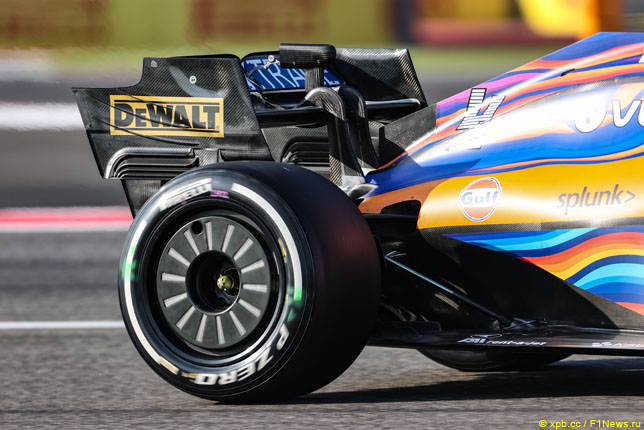 Колёсный колпак со светодиодами на машине McLaren на тестах в Абу-Даби, 2021 год