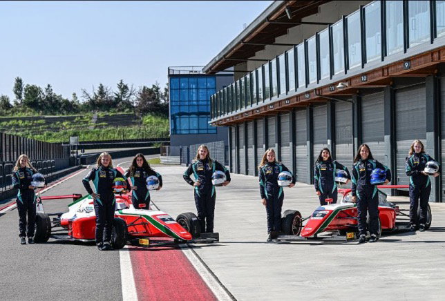 Финалистки программы Girls on Track, фото пресс-службы FIA