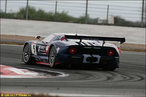 Роман Грожан на трассе в Сильверстоуне за рулем Ford GT