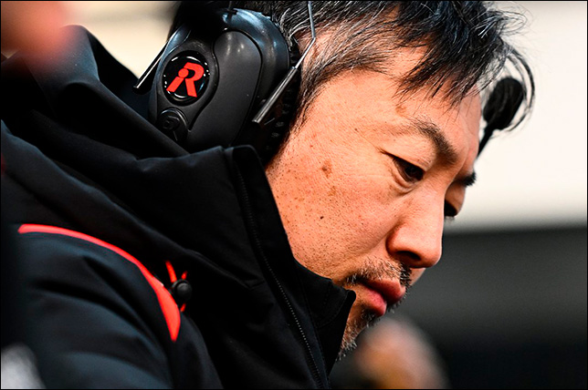 Руководитель Haas F1 Айо Комацу на тестах в Барселоне