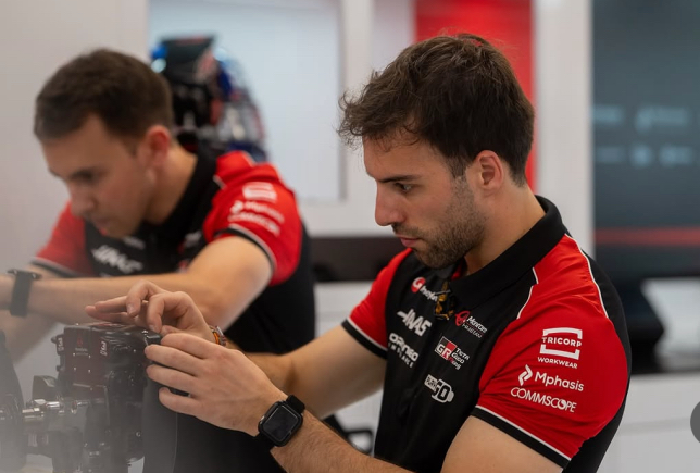Матиас Эсиха (справа) трудится в гараже Haas F1, фото из социальных сетей