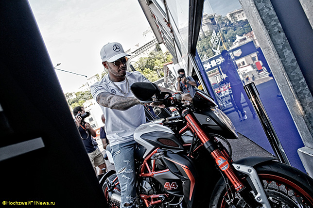 Льюис Хэмилтон ездит по Монако на своём мотоцикле MV Agusta Dragster RRLH44 Limited Edition