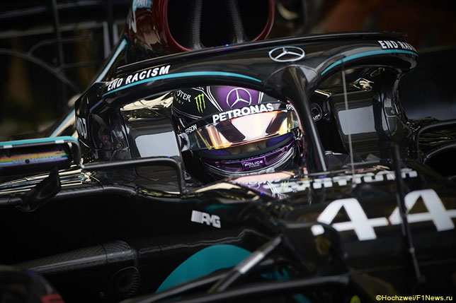 Льюис Хэмилтон за рулём Mercedes W11