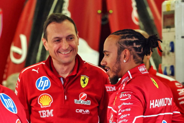 Льюис Хэмилтон и Рикардо Адами, его гоночный инженер, в гараже Ferrari в Баку, фото XPB
