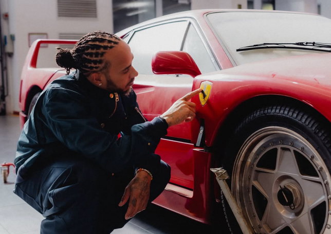 Льюис Хэмилтон и его Ferrari F40, фото из социальных сетей