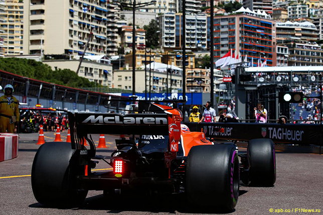 McLaren Дженсона Баттона на пит-лейн в Монако