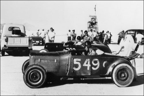 Дэн Герни на старте заезда по соляному озеру Бонневиль. 1950 год 