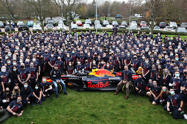 Команда Red Bull отмечает победу Макса Ферстаппена на базе в Милтон-Кинсе, фото пресс-службы Red Bull