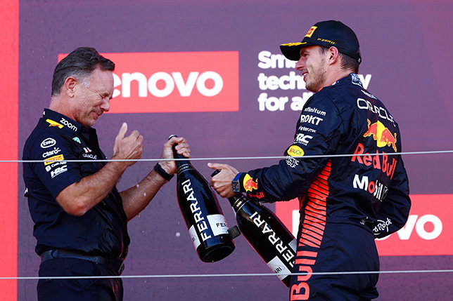 Кристиан Хорнер и Макс Ферстаппен на подиуме в Сузуке, фото пресс-службы Red Bull