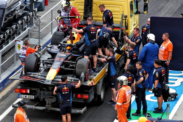В субботу машину Переса доставили в боксы Red Bull на эвакуаторе, фото XPB