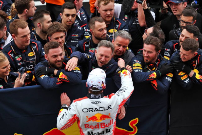 Кристиан Хорнер и механики Red Bull поздравляют Макса Ферстаппена с победой в Японии, фото XPB