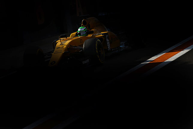 Нико Хюлкенберг на автодроме в Валенсии за рулём Renault R.S.16
