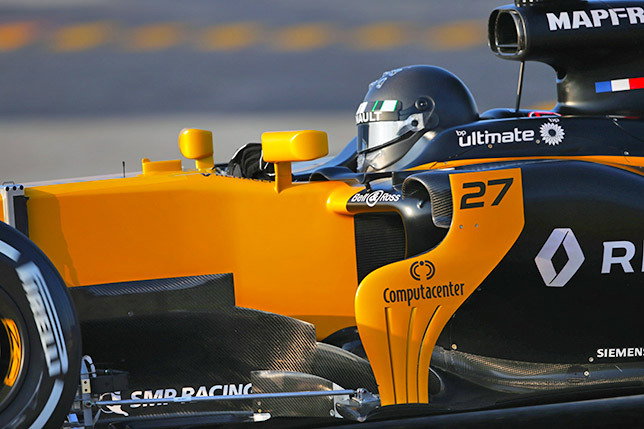 Нико Хюлкенберг за рулём Renault R.S.17 в Барселоне