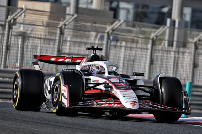 Рио Хиракава за рулём Haas VF-25 на тестах в Абу-Даби, фото XPB