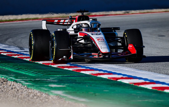 Машина Haas VF-26 на трассе в Барселоне, фото пресс-службы команды