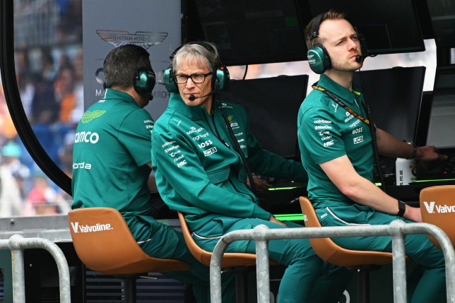Майк Крак, гоночный директор Aston Martin F1, на пит-уолл команды, фото пресс-службы Aston Martin