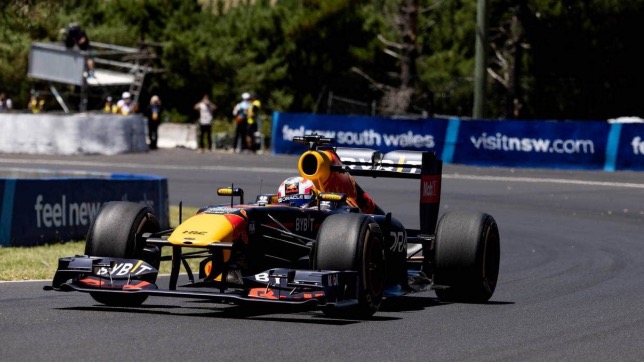 Лиам Лоусон за рулём RB7 на трассе в Батерсте, фото Red Bull