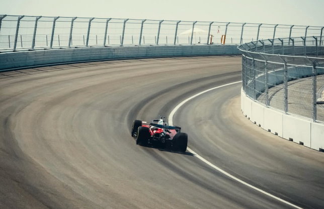 Машина Ferrari в повороте La Monumental, фото пресс-службы команды