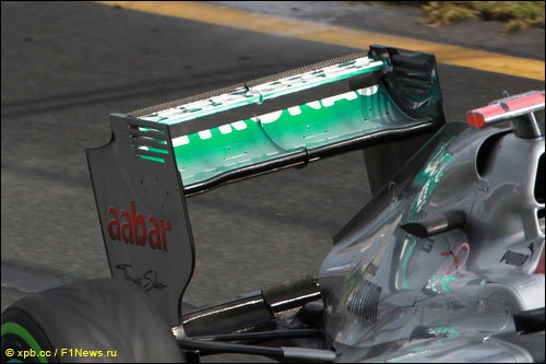 Заднее антикрыло Mercedes W03 в этом сезоне оказалось в центре внимания