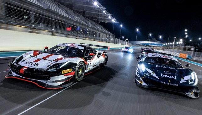 Слева Ferrari 488 GT3 семейного экипажа Магнуссенов, фото пресс-службы гонки
