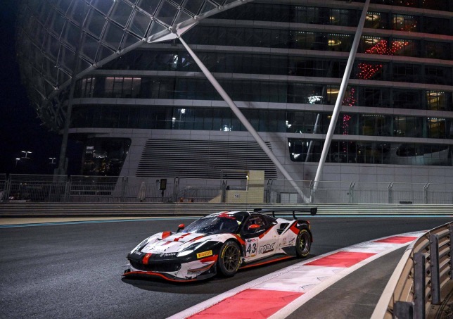 Ferrari 488 семейного экипажа Магнуссенов на трассе в Абу-Даби, фото пресс-службы гонки