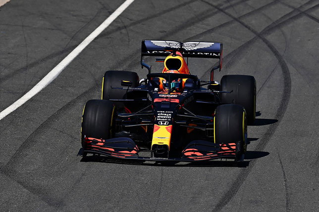 Алекс Элбон во время съёмочного дня Red Bull Racing в Сильверстоуне